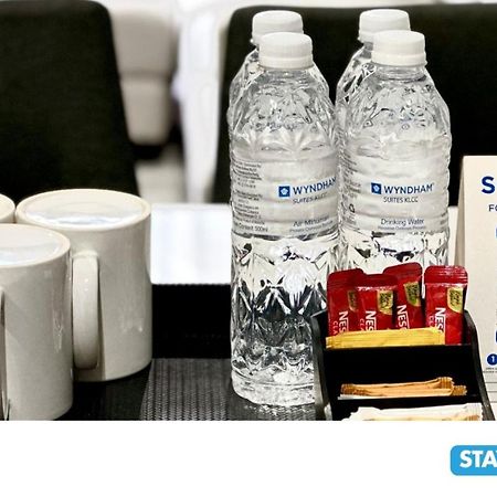 Wyndham Suites Klcc クアラルンプール エクステリア 写真 A hotel in Ontario, Canada, displaying a QR code for the contact tracing app.