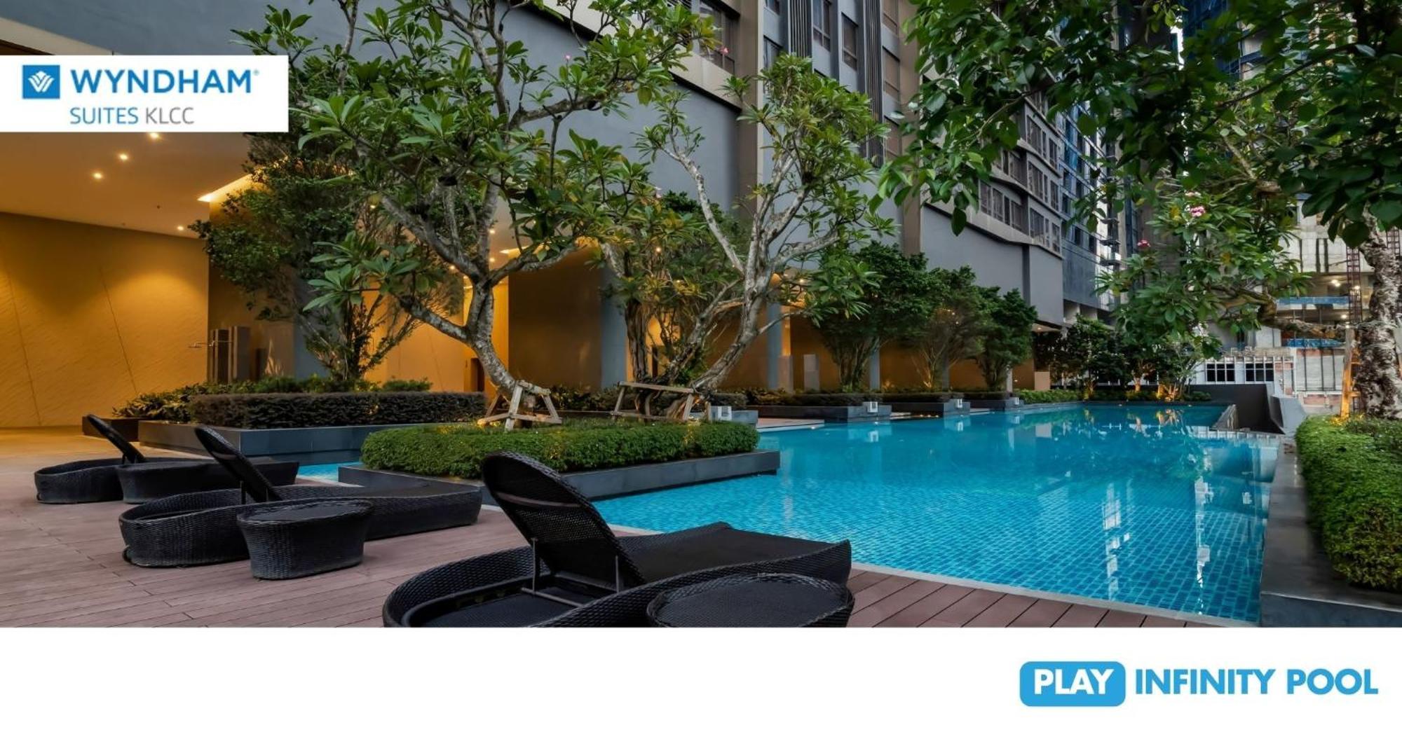 Wyndham Suites Klcc クアラルンプール エクステリア 写真 The swimming pool at the 10th floor of the building