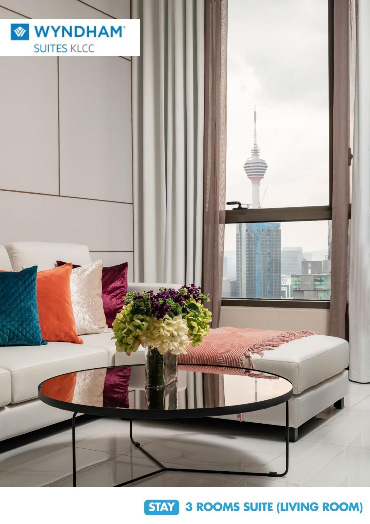 Wyndham Suites Klcc クアラルンプール エクステリア 写真 The view of the Petronas Towers from the living room of a 3-bedroom condominium